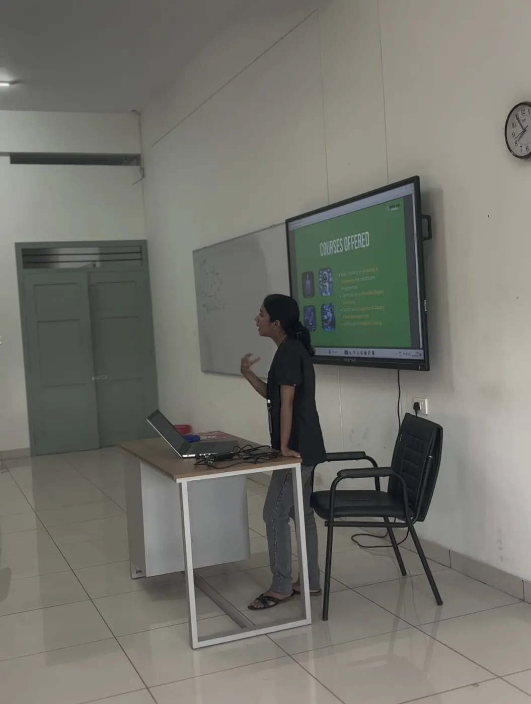 Trainer presenting the courses offered under the programme